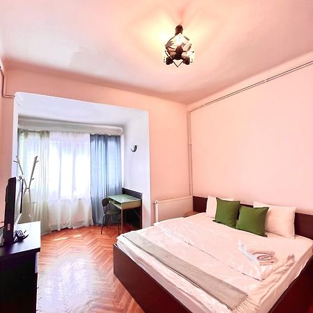 Downtown Unirii Square Private Economy Rooms With Shared Amenities Bukarest Kültér fotó