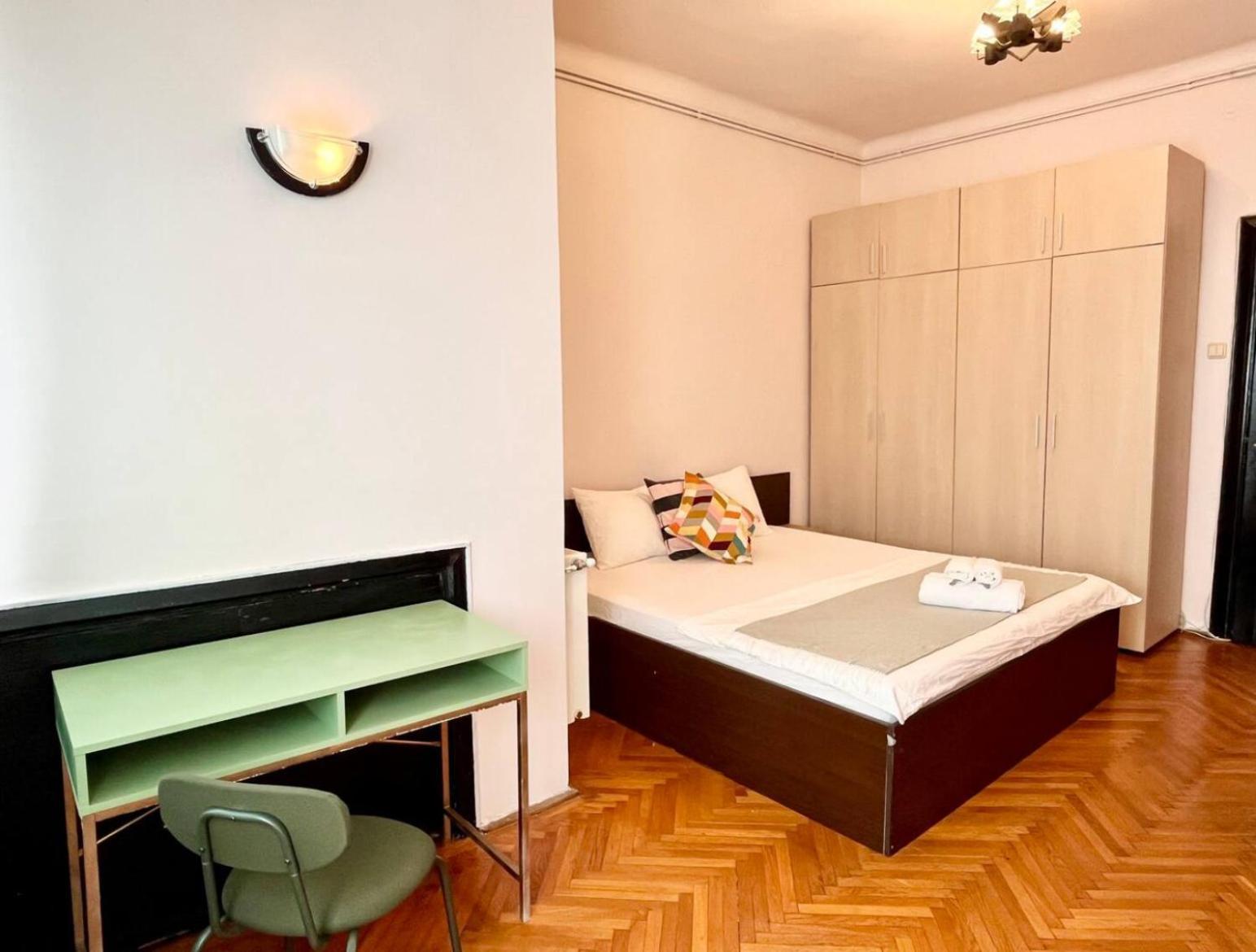 Downtown Unirii Square Private Economy Rooms With Shared Amenities Bukarest Kültér fotó