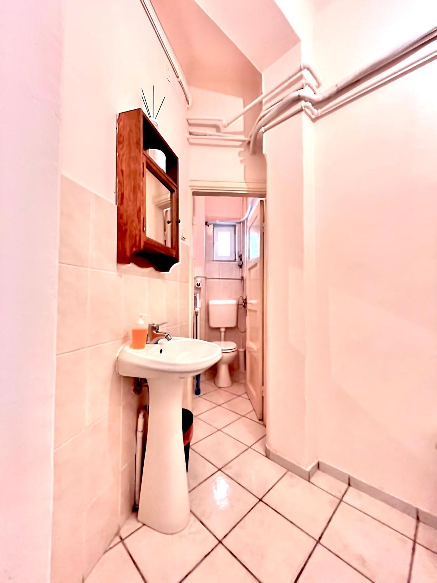Downtown Unirii Square Private Economy Rooms With Shared Amenities Bukarest Kültér fotó