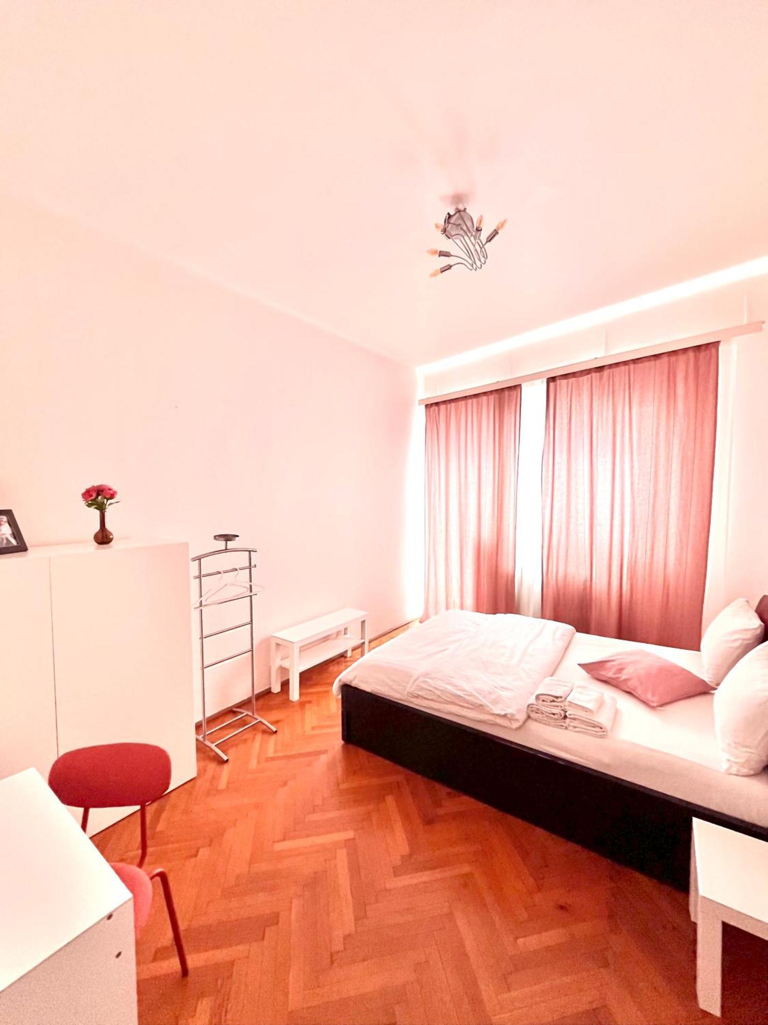 Downtown Unirii Square Private Economy Rooms With Shared Amenities Bukarest Kültér fotó