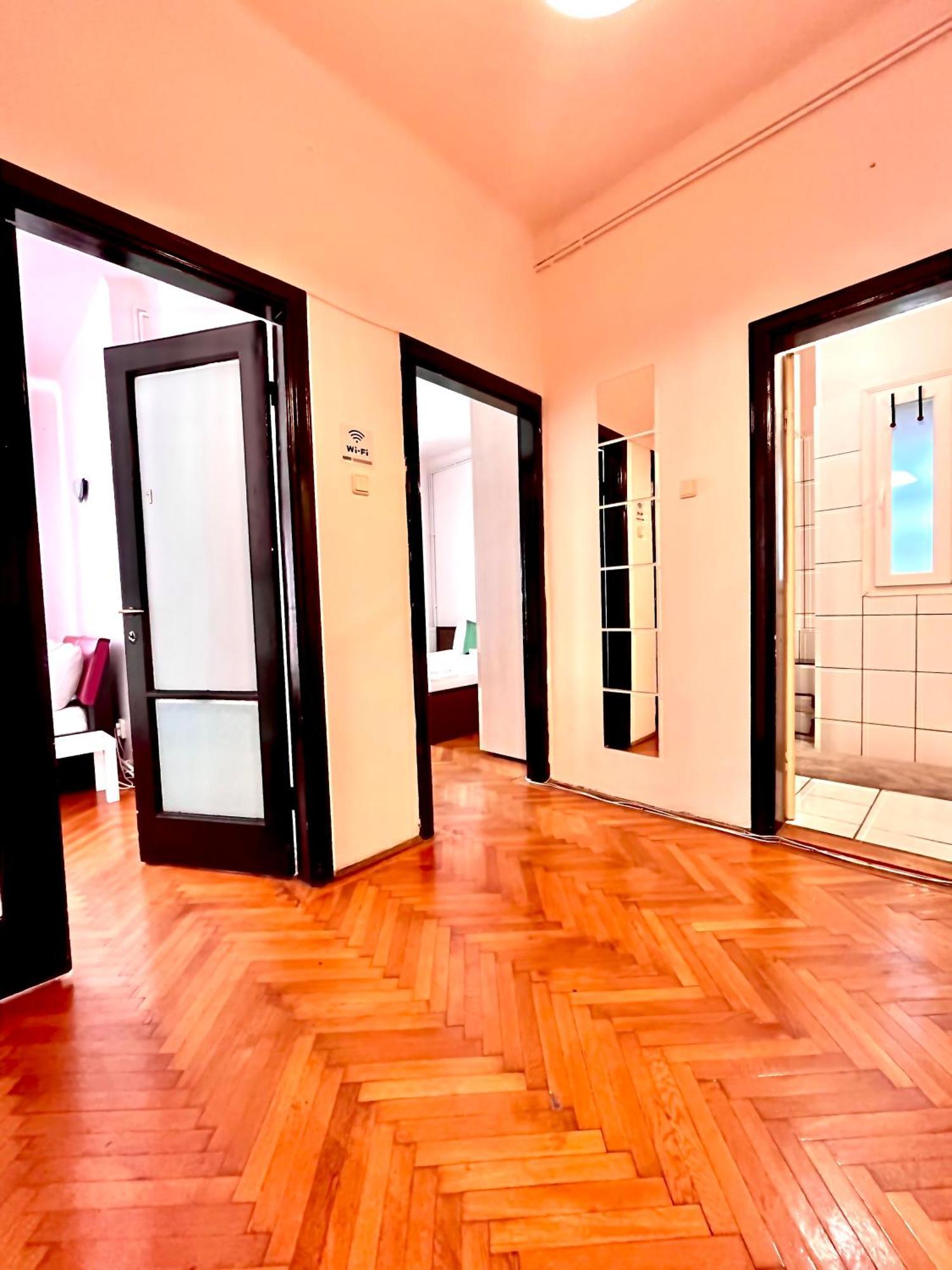 Downtown Unirii Square Private Economy Rooms With Shared Amenities Bukarest Kültér fotó
