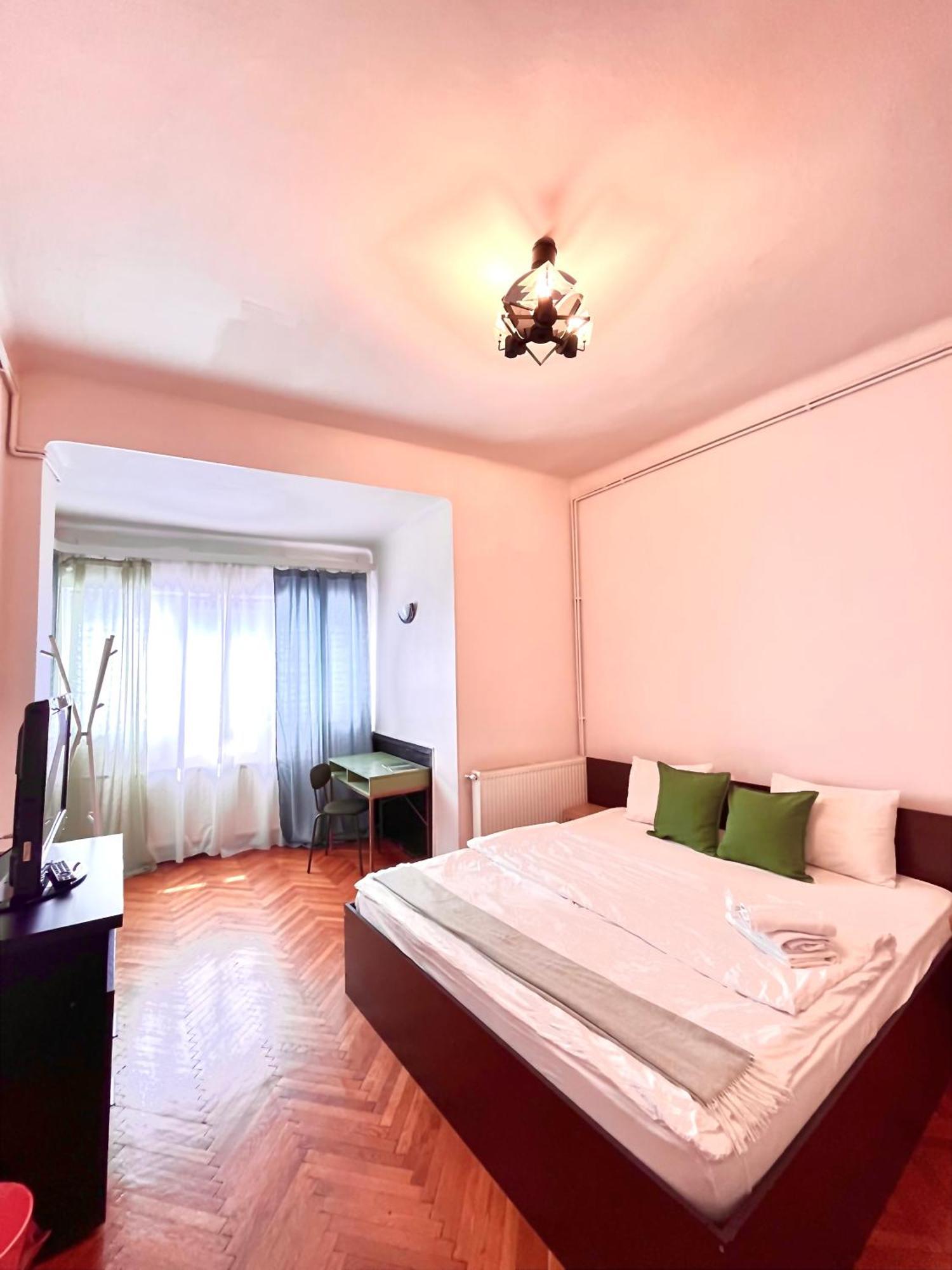 Downtown Unirii Square Private Economy Rooms With Shared Amenities Bukarest Kültér fotó